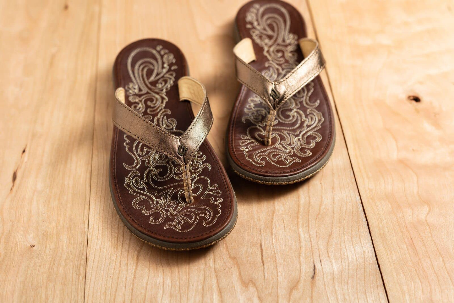 OLUKAI Paniolo Women's Beach Sandals, Distressed Full-Grain Leather Flip-Flop Slides, Wet Grip Soles, Compression Molded Footbed - Hawaiian Flair